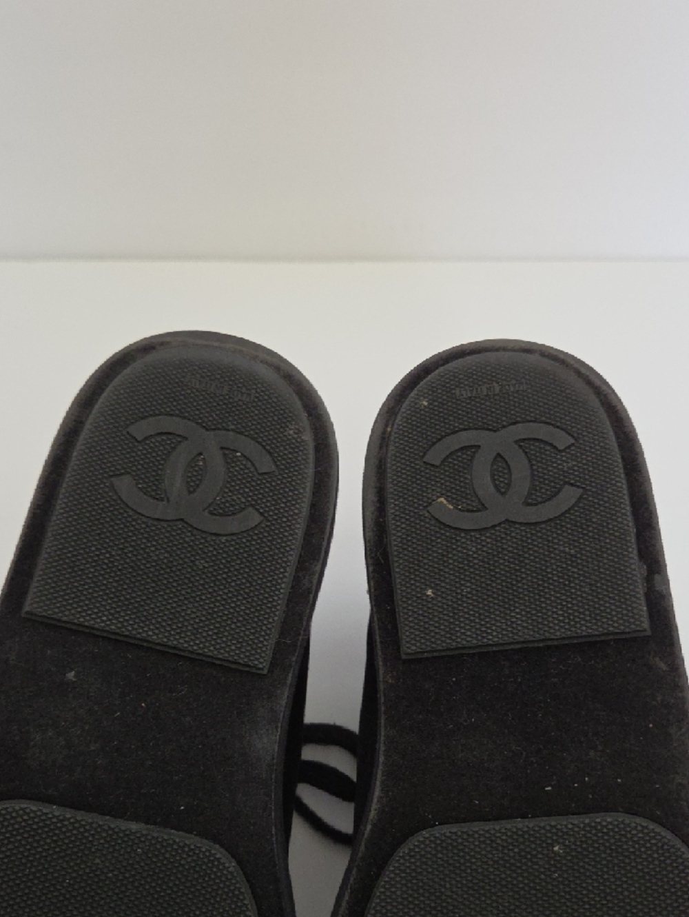 CHANEL Black Velvet Low-Top Sneakers with Gold Eyelets Size EU 38.5 US 8 1/2 - Picture 5 of 8